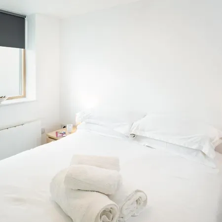 Wonderful Flat Sleeps 4 Near To Centre And Venues