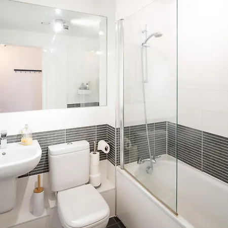 Wonderful Flat Sleeps 4 Near To Centre And Venues Apartment *