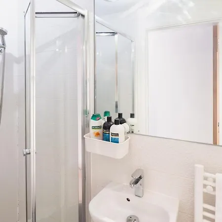 Wonderful Flat Sleeps 4 Near To Centre And Venues